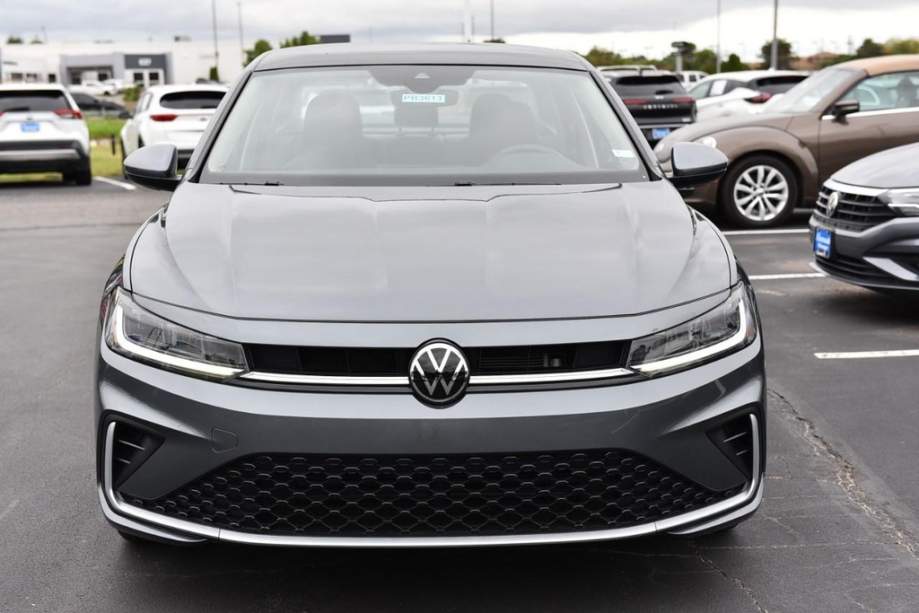 Volkswagen Jetta Vehicle Full-screen Gallery Image 4