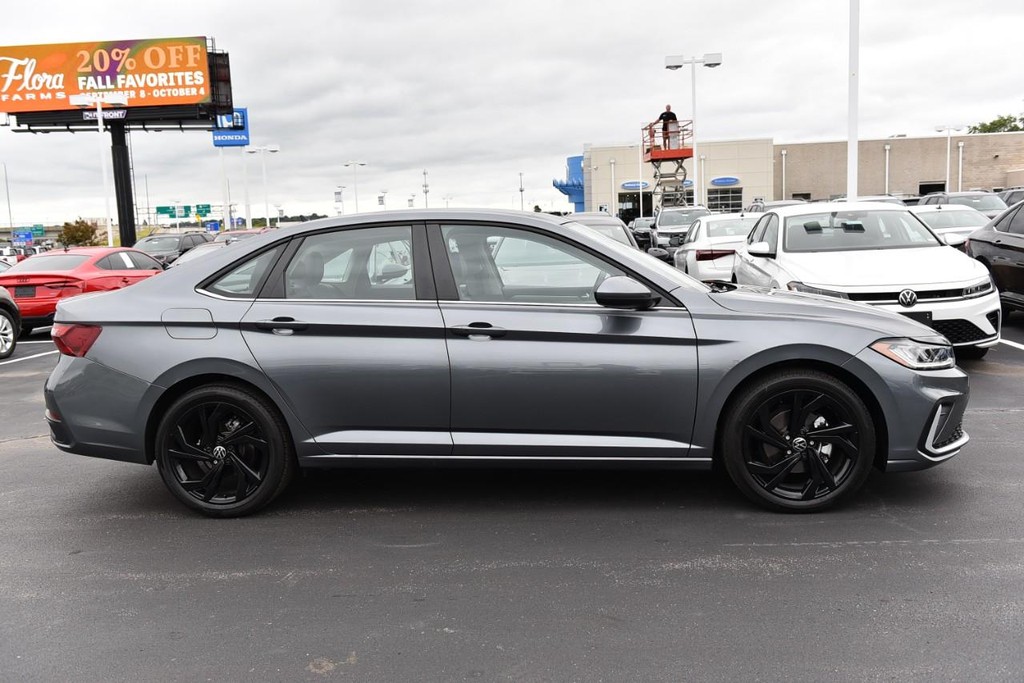 Volkswagen Jetta Vehicle Full-screen Gallery Image 5