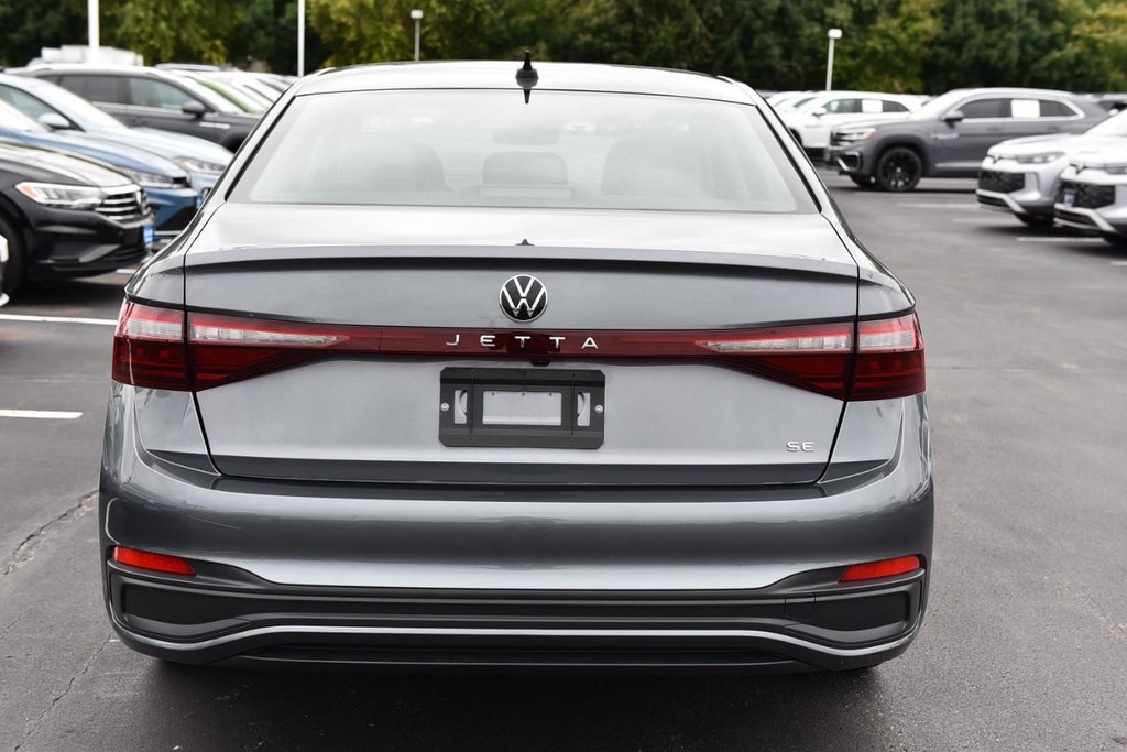 Volkswagen Jetta Vehicle Full-screen Gallery Image 6