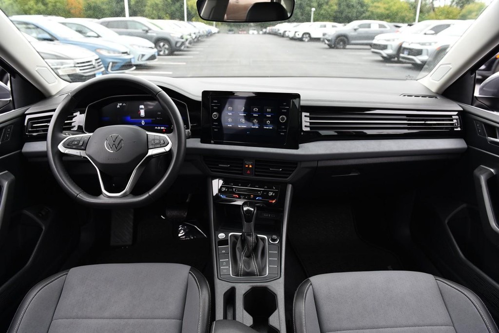 Volkswagen Jetta Vehicle Full-screen Gallery Image 7