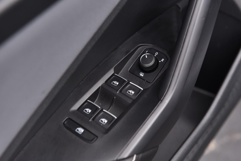Volkswagen Jetta Vehicle Full-screen Gallery Image 8