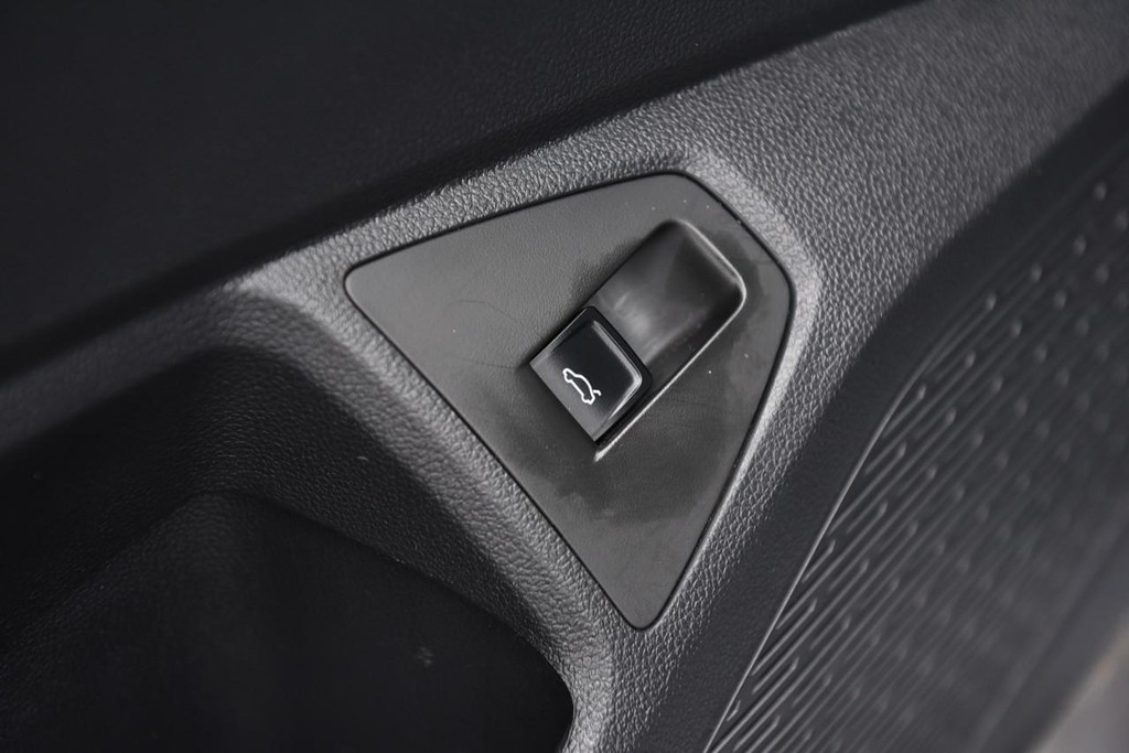 Volkswagen Jetta Vehicle Full-screen Gallery Image 9