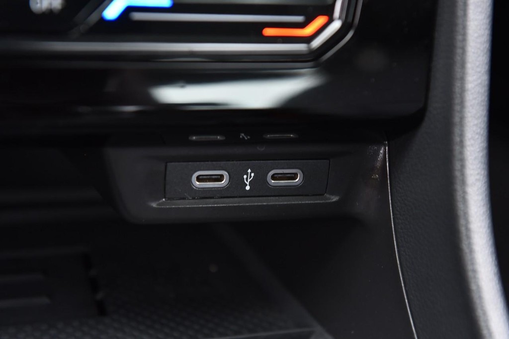 Volkswagen Jetta Vehicle Full-screen Gallery Image 16