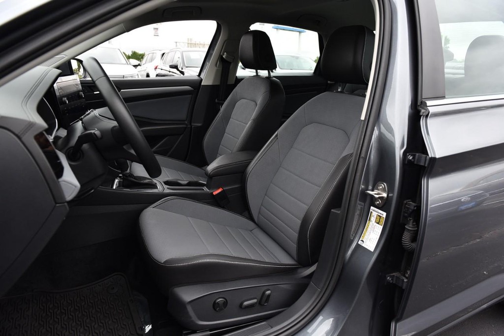 Volkswagen Jetta Vehicle Full-screen Gallery Image 20