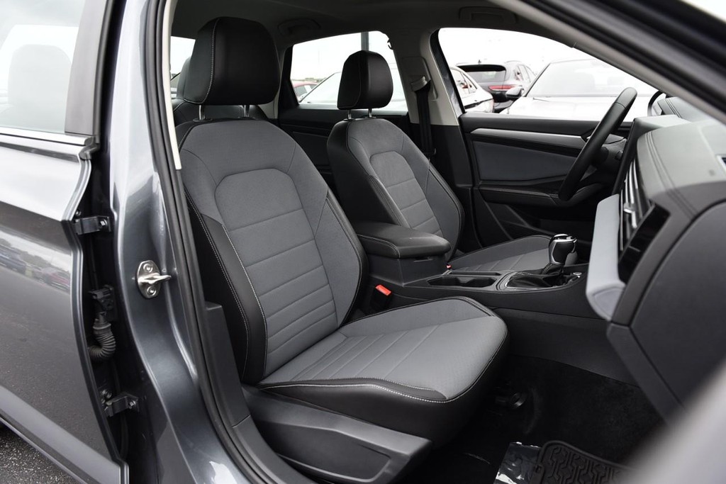 Volkswagen Jetta Vehicle Full-screen Gallery Image 21