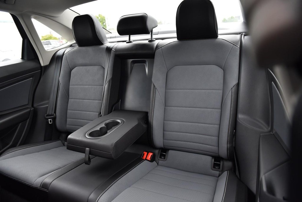 Volkswagen Jetta Vehicle Full-screen Gallery Image 23