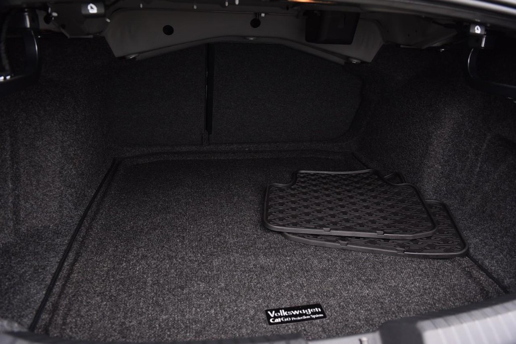 Volkswagen Jetta Vehicle Full-screen Gallery Image 24