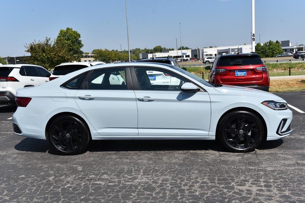 Volkswagen Jetta Vehicle Full-screen Gallery Image 5