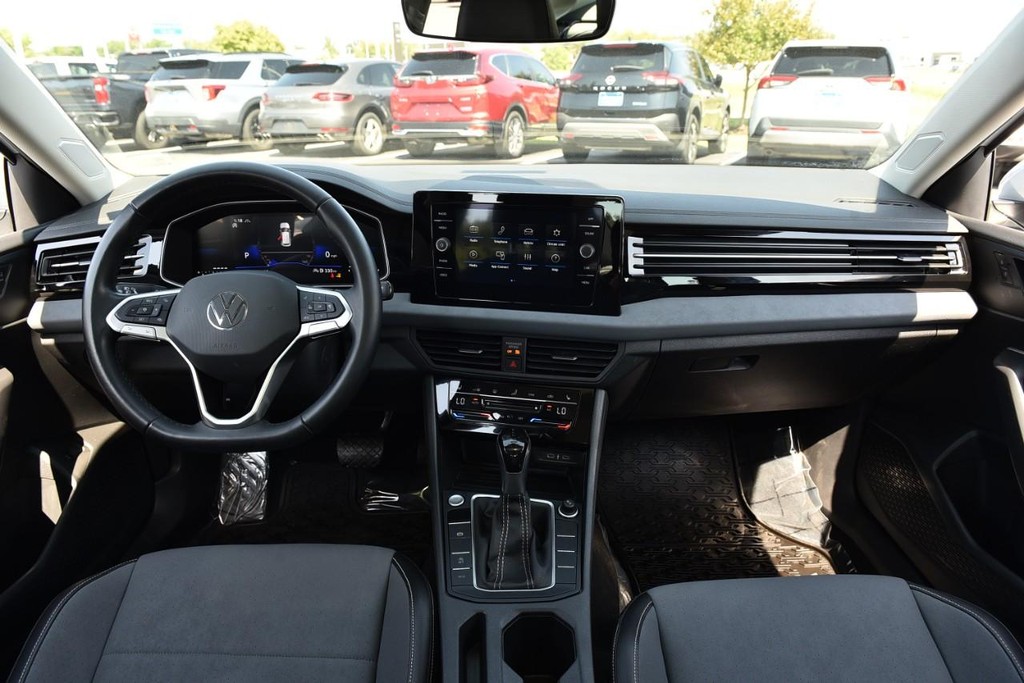 Volkswagen Jetta Vehicle Full-screen Gallery Image 7