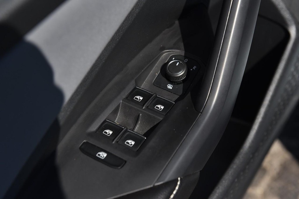 Volkswagen Jetta Vehicle Full-screen Gallery Image 8