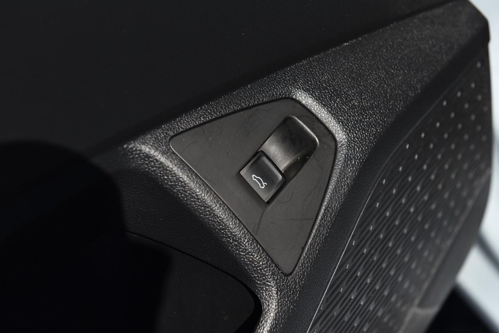 Volkswagen Jetta Vehicle Full-screen Gallery Image 9