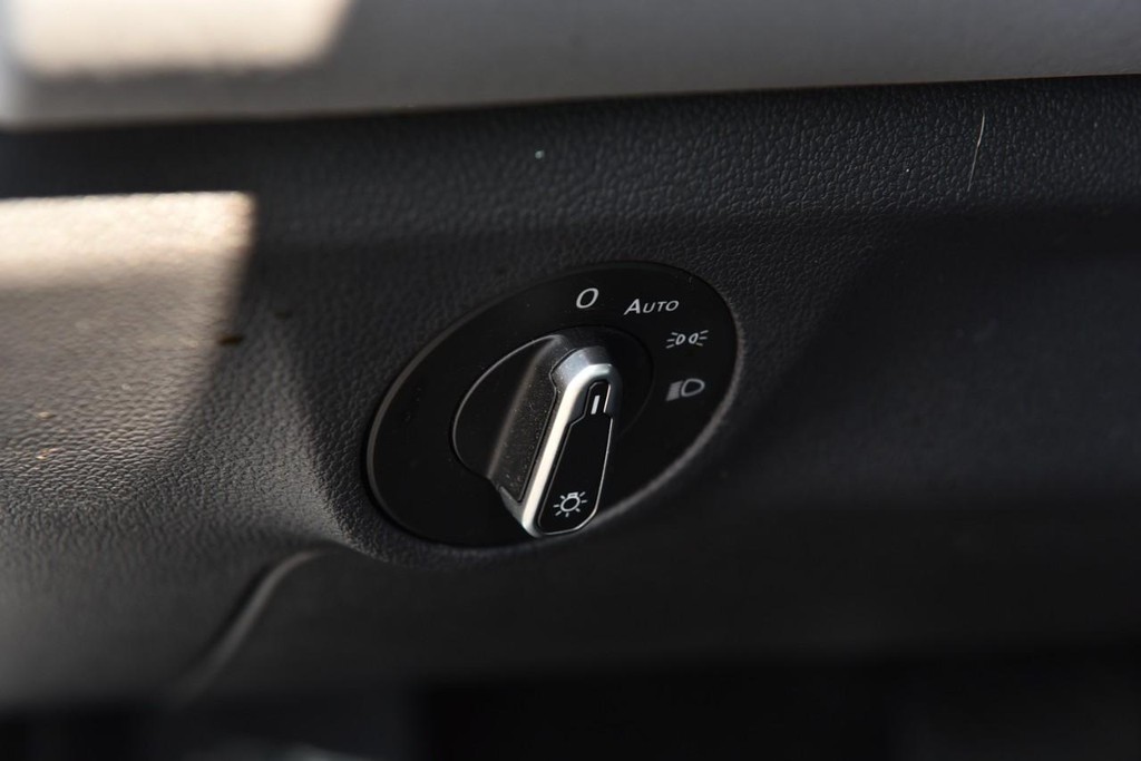 Volkswagen Jetta Vehicle Full-screen Gallery Image 11