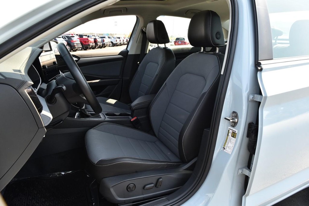Volkswagen Jetta Vehicle Full-screen Gallery Image 20