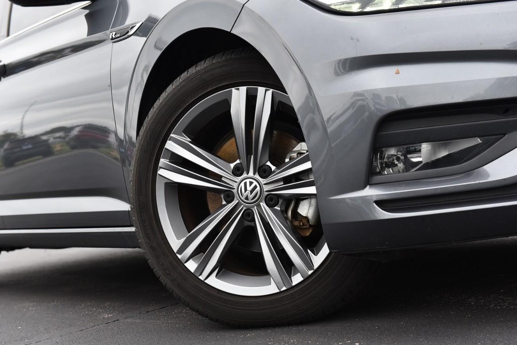 Volkswagen Jetta Vehicle Full-screen Gallery Image 3