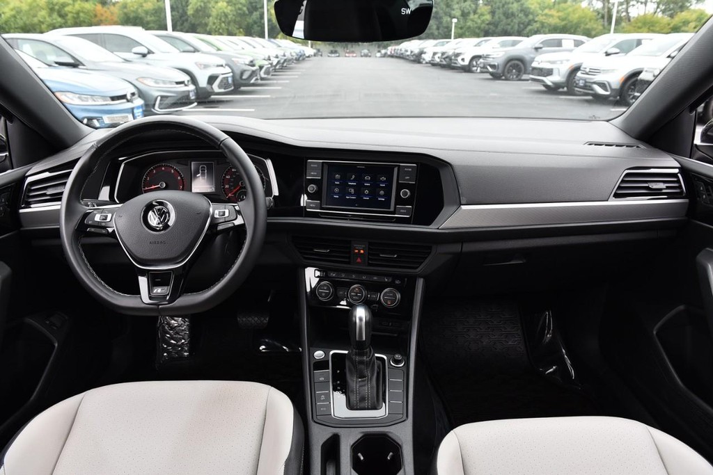 Volkswagen Jetta Vehicle Full-screen Gallery Image 7