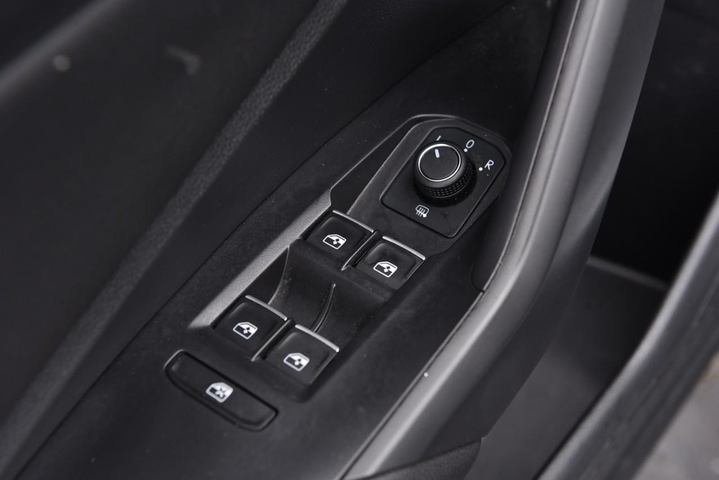Volkswagen Jetta Vehicle Full-screen Gallery Image 8