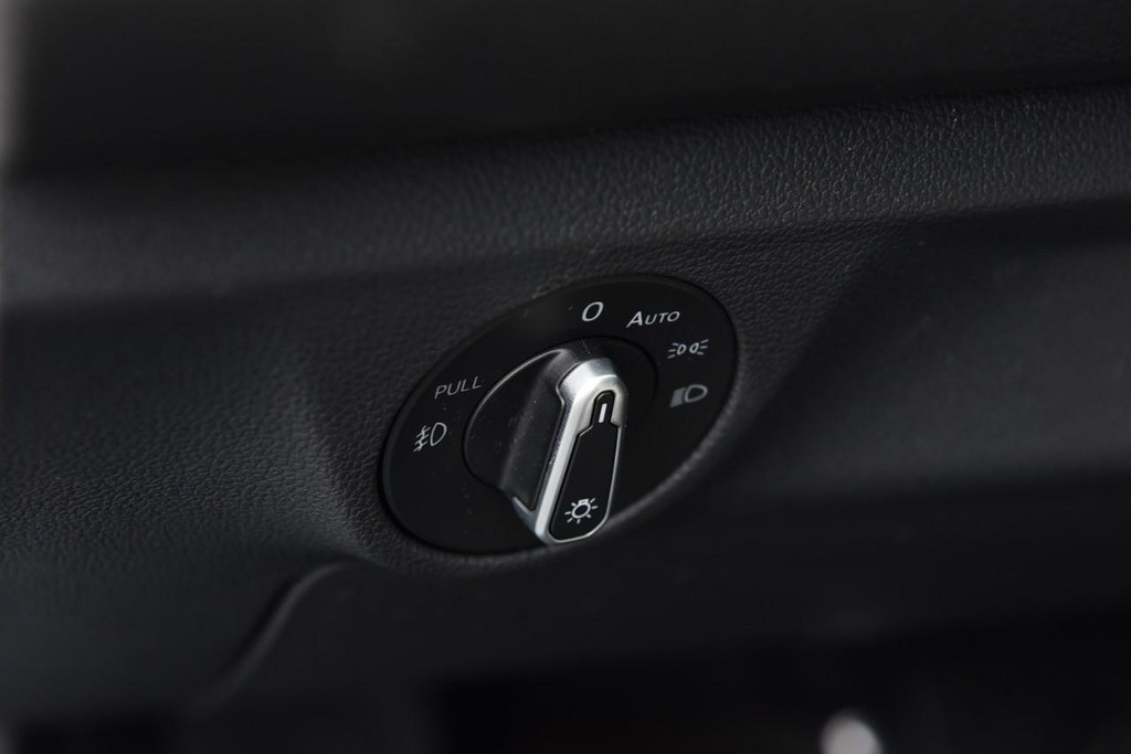 Volkswagen Jetta Vehicle Full-screen Gallery Image 11