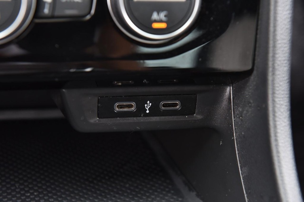 Volkswagen Jetta Vehicle Full-screen Gallery Image 16