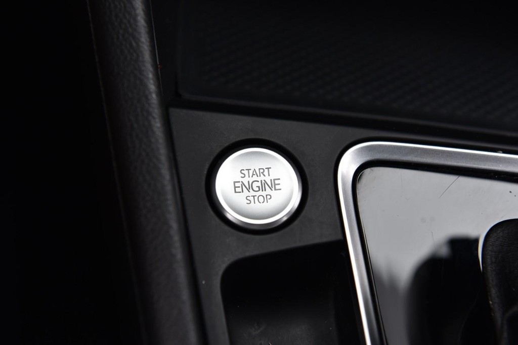 Volkswagen Jetta Vehicle Full-screen Gallery Image 17