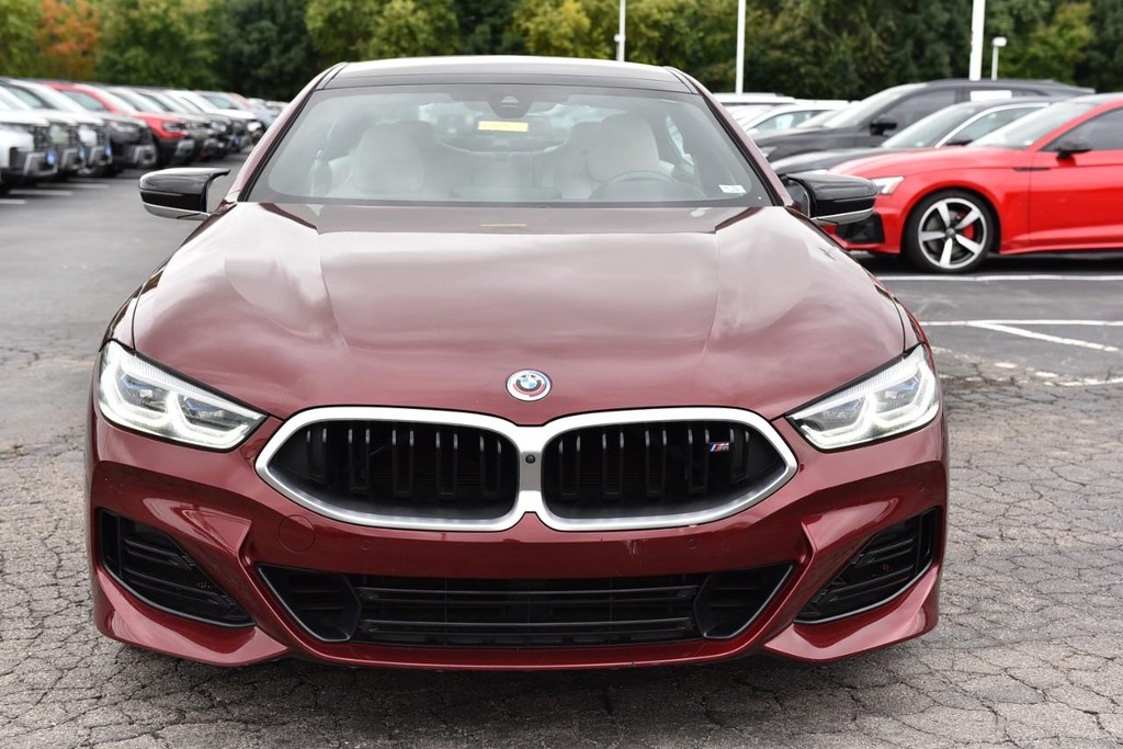 BMW 8 Series Vehicle Full-screen Gallery Image 4