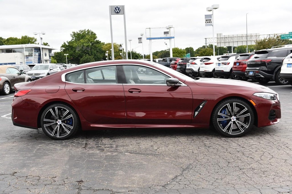 BMW 8 Series Vehicle Full-screen Gallery Image 5