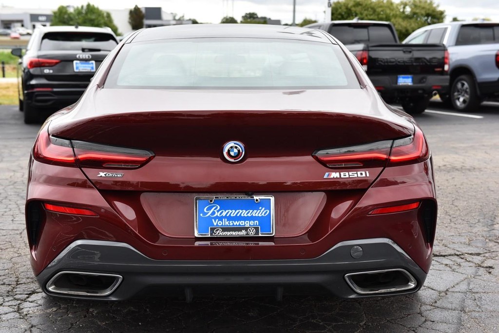 BMW 8 Series Vehicle Full-screen Gallery Image 6