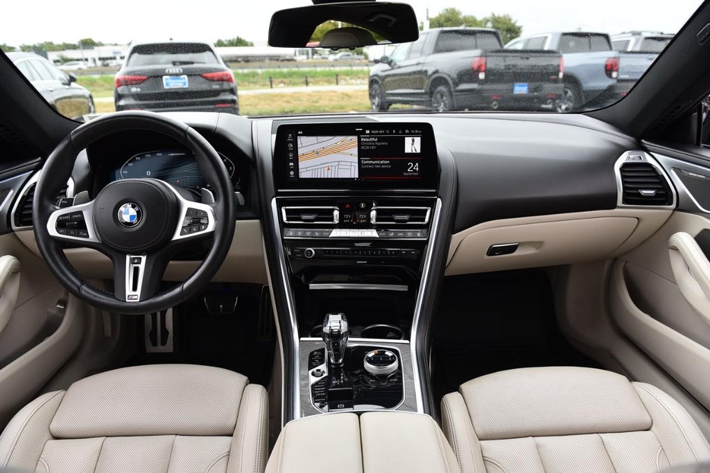 BMW 8 Series Vehicle Full-screen Gallery Image 7