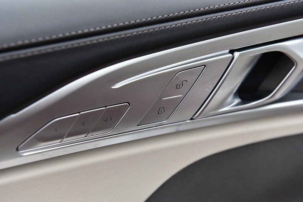 BMW 8 Series Vehicle Full-screen Gallery Image 9