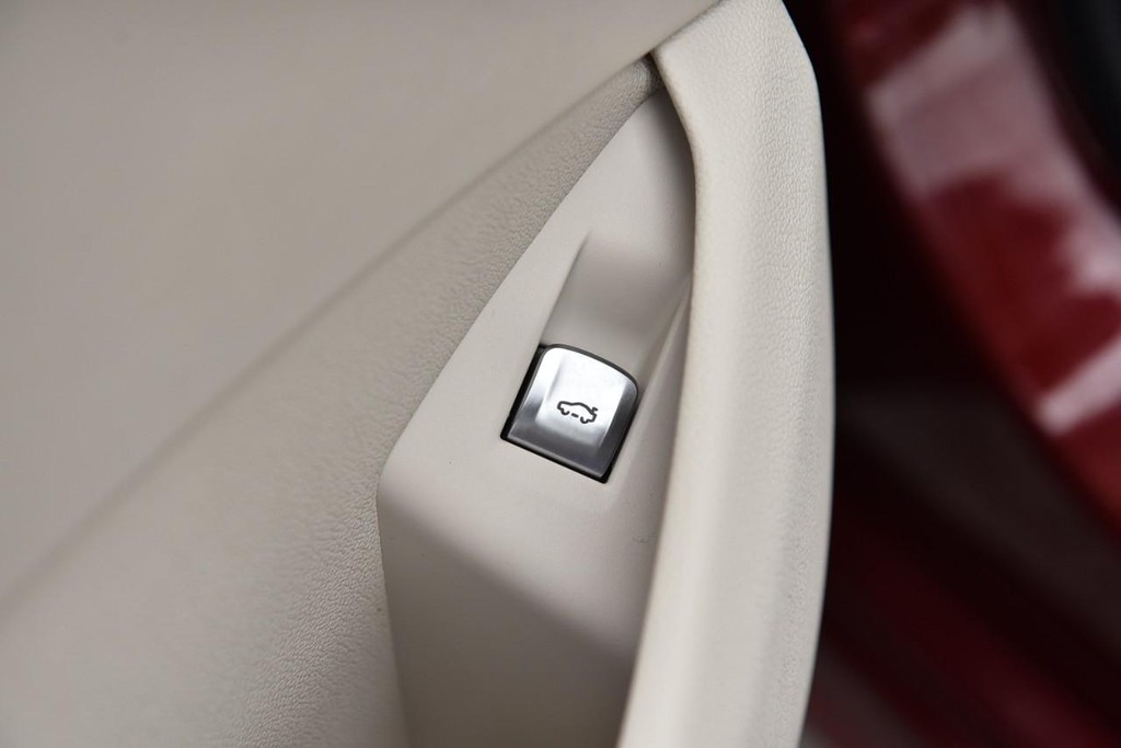 BMW 8 Series Vehicle Full-screen Gallery Image 10