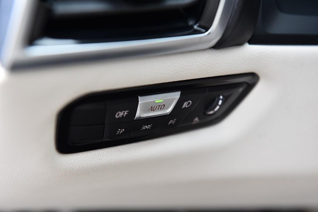 BMW 8 Series Vehicle Full-screen Gallery Image 12
