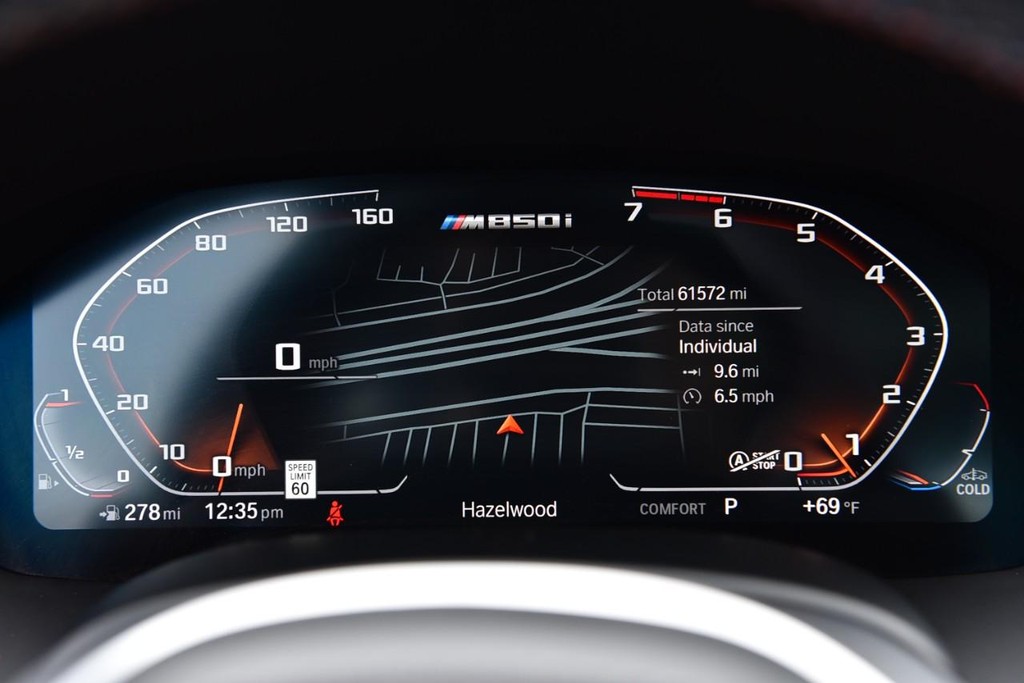 BMW 8 Series Vehicle Full-screen Gallery Image 13