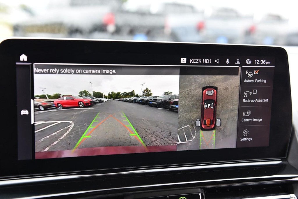 BMW 8 Series Vehicle Full-screen Gallery Image 14