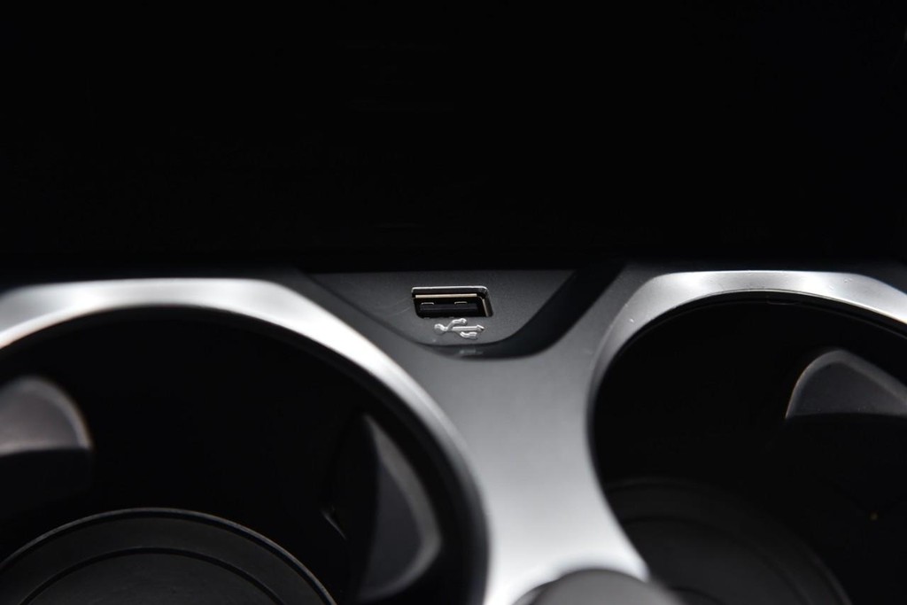 BMW 8 Series Vehicle Full-screen Gallery Image 17
