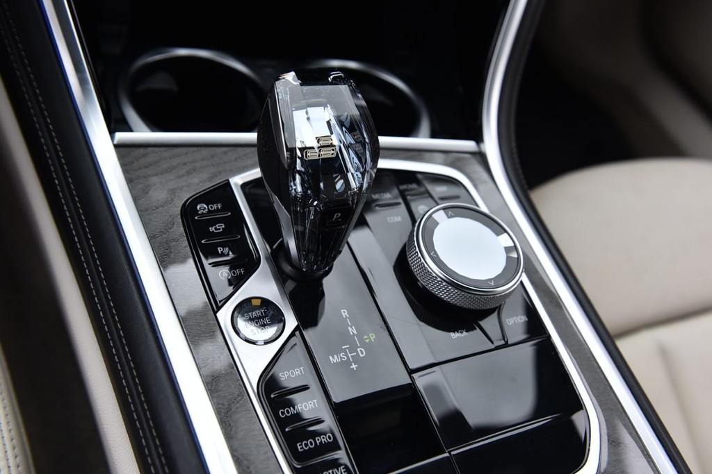 BMW 8 Series Vehicle Full-screen Gallery Image 18