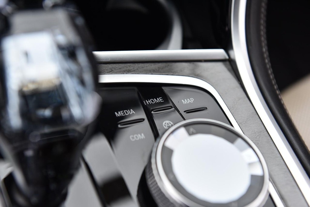 BMW 8 Series Vehicle Full-screen Gallery Image 19