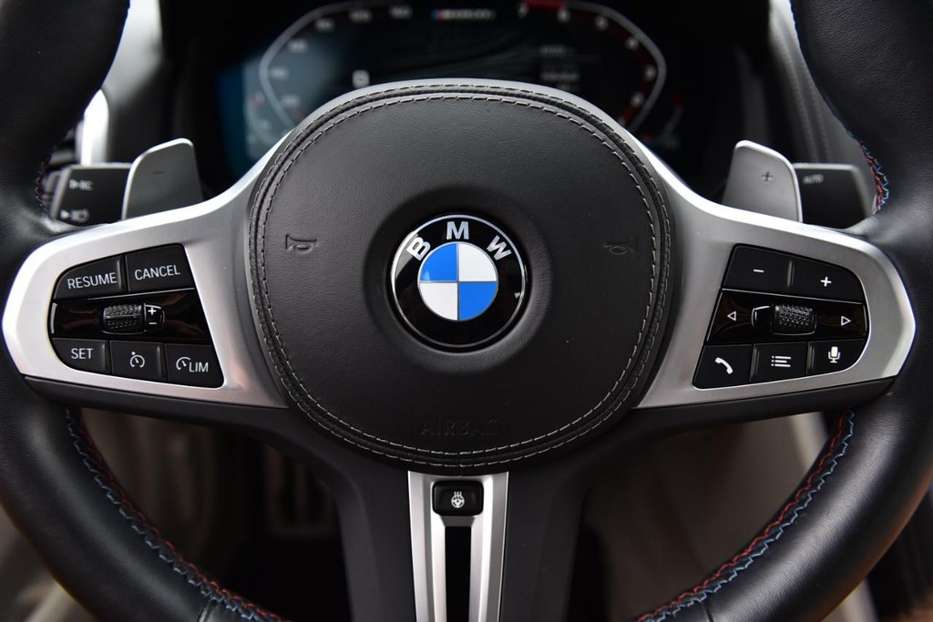 BMW 8 Series Vehicle Full-screen Gallery Image 20