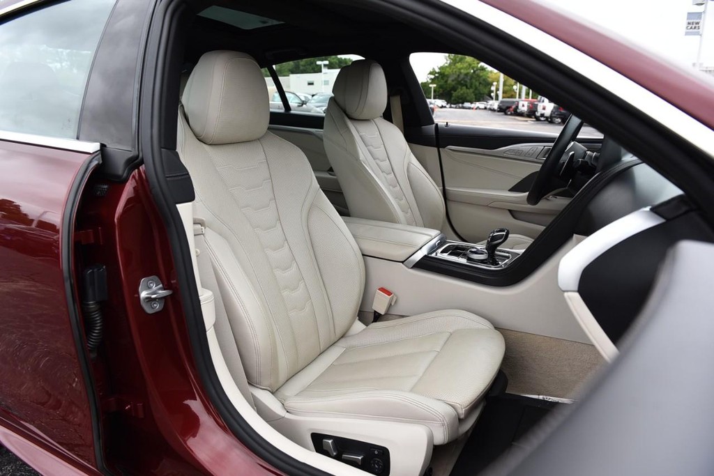 BMW 8 Series Vehicle Full-screen Gallery Image 22