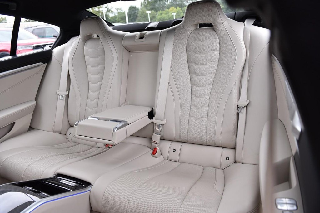 BMW 8 Series Vehicle Full-screen Gallery Image 24