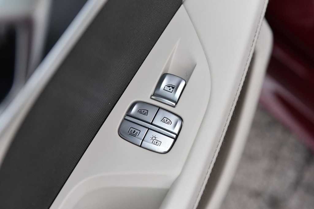 BMW 8 Series Vehicle Full-screen Gallery Image 28