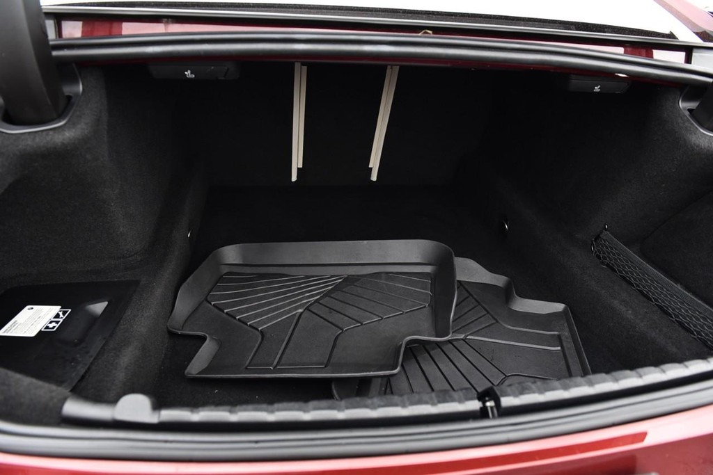 BMW 8 Series Vehicle Full-screen Gallery Image 29