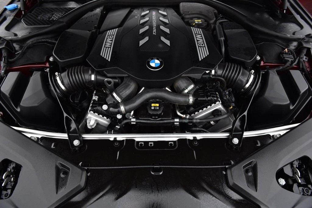 BMW 8 Series Vehicle Full-screen Gallery Image 31