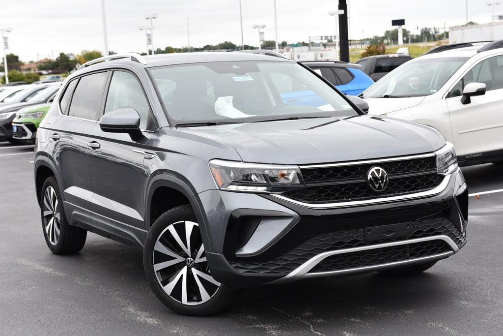 Volkswagen Taos Vehicle Full-screen Gallery Image 2