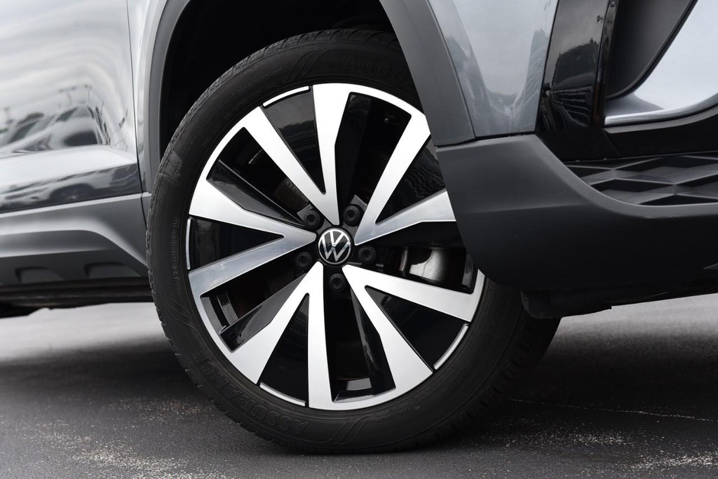 Volkswagen Taos Vehicle Full-screen Gallery Image 3