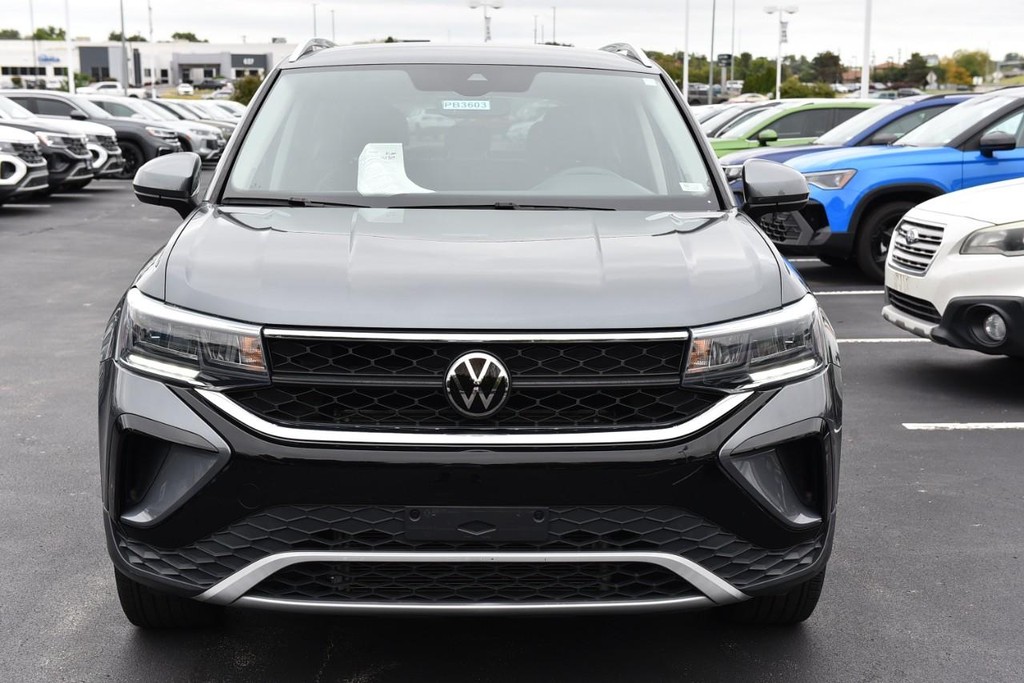 Volkswagen Taos Vehicle Full-screen Gallery Image 4