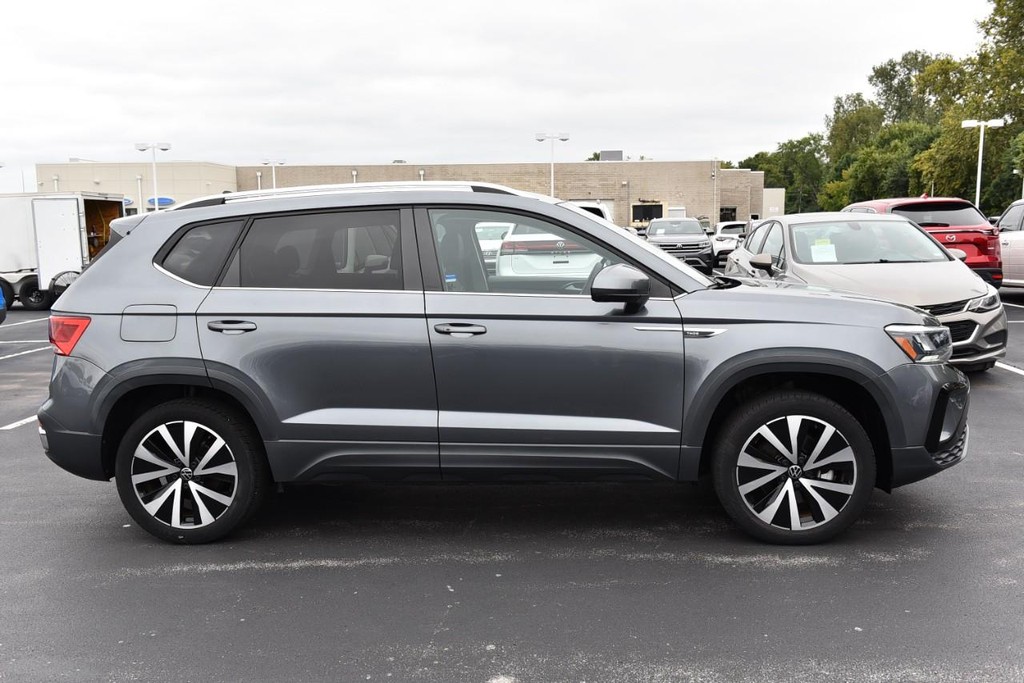 Volkswagen Taos Vehicle Full-screen Gallery Image 5