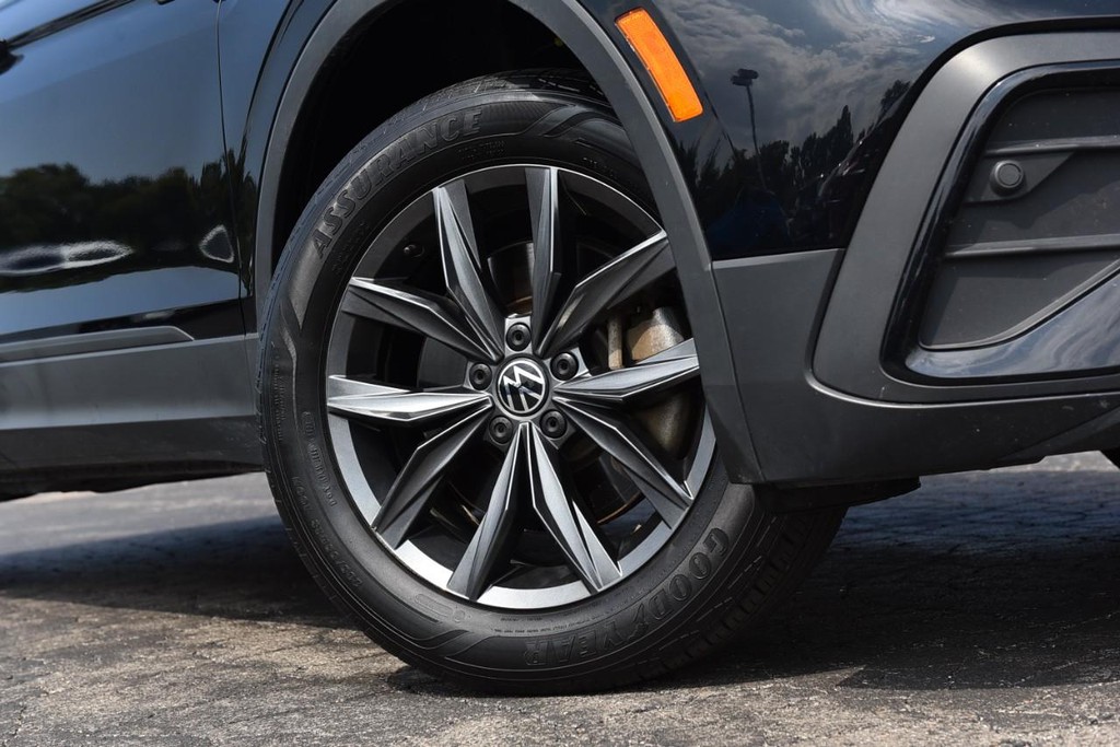 Volkswagen Tiguan Vehicle Full-screen Gallery Image 3