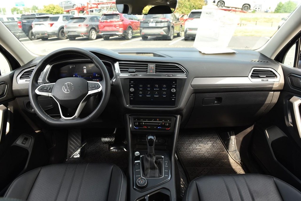 Volkswagen Tiguan Vehicle Full-screen Gallery Image 7