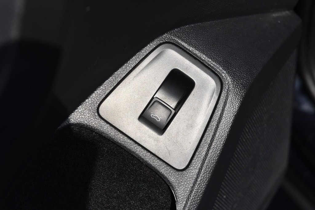 Volkswagen Tiguan Vehicle Full-screen Gallery Image 9