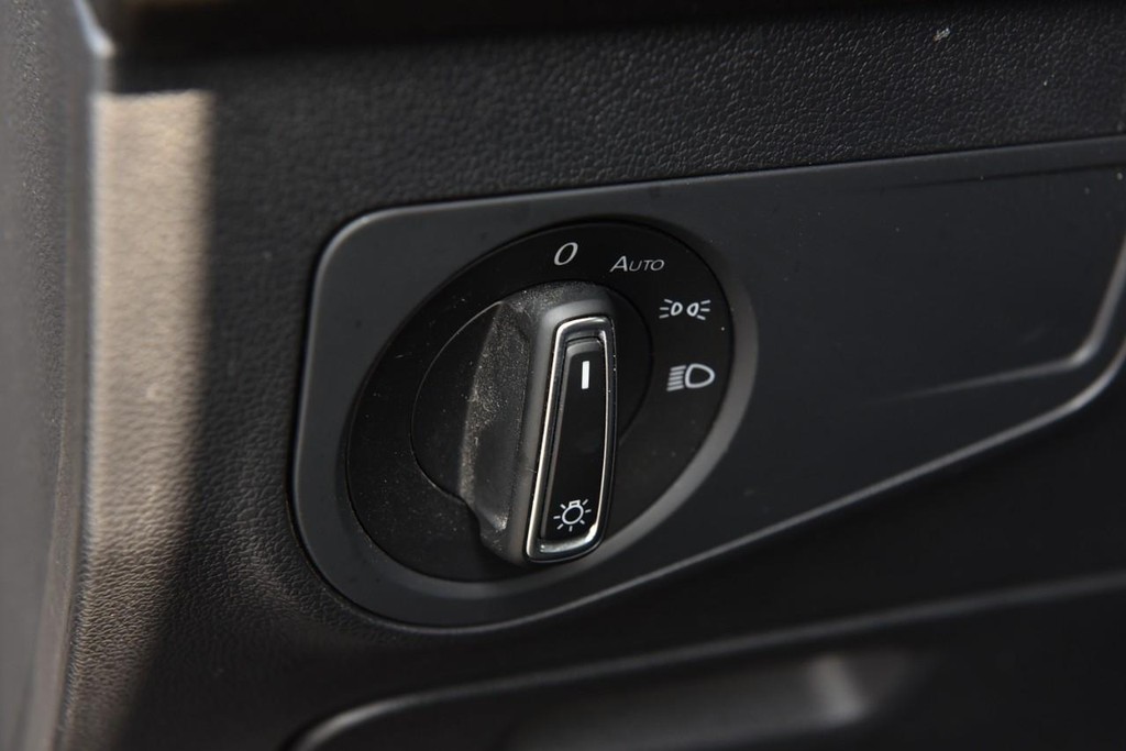 Volkswagen Tiguan Vehicle Full-screen Gallery Image 11