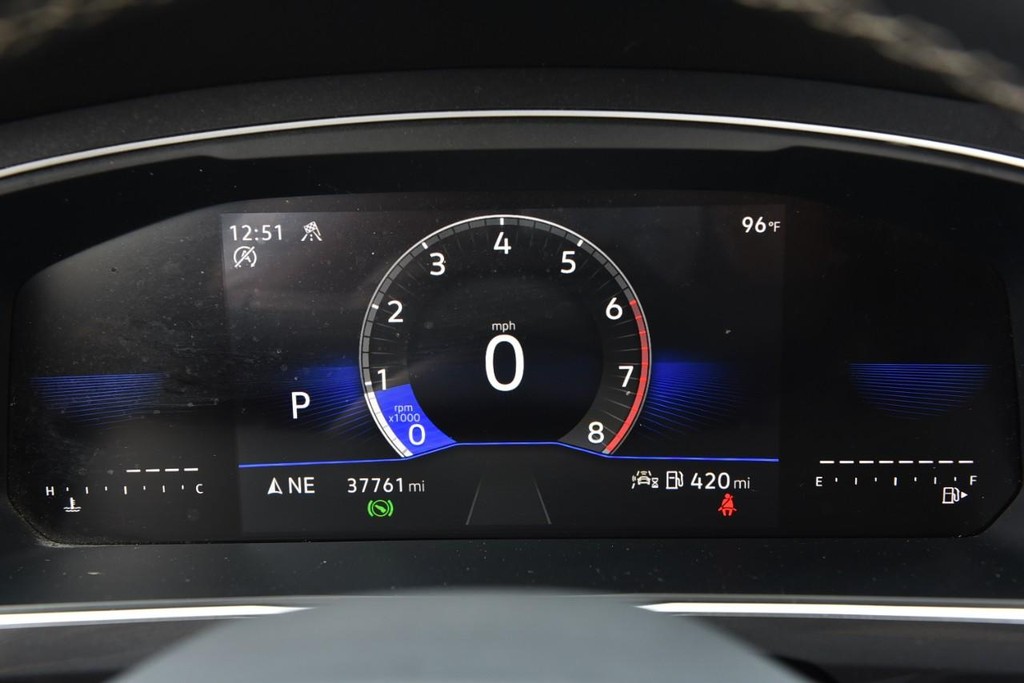 Volkswagen Tiguan Vehicle Full-screen Gallery Image 12